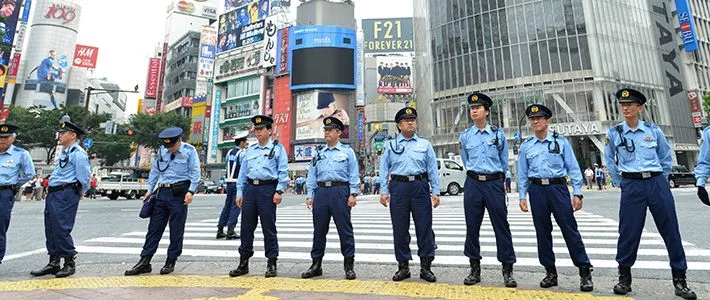 Police lined up in Shibuya    Crossing.